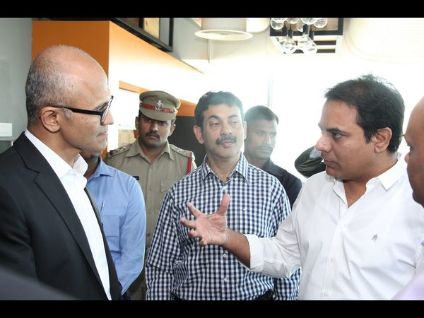 టీహబ్ను సందర్శించిన మైక్రోసాప్ట్ సీఈఓ సత్యనాదెళ్ల టీహబ్ను సందర్శించిన మైక్రోసాప్ట్ సీఈఓ సత్యనాదెళ్ల