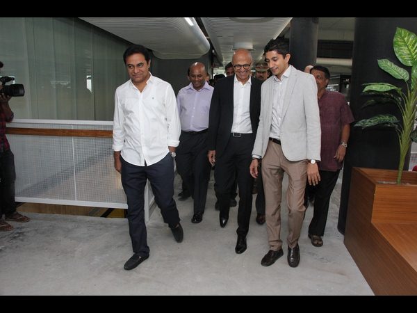 టీహబ్ను సందర్శించిన మైక్రోసాప్ట్ సీఈఓ సత్యనాదెళ్ల టీహబ్ను సందర్శించిన మైక్రోసాప్ట్ సీఈఓ సత్యనాదెళ్ల