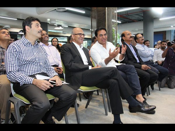 టీహబ్ను సందర్శించిన మైక్రోసాప్ట్ సీఈఓ సత్యనాదెళ్ల టీహబ్ను సందర్శించిన మైక్రోసాప్ట్ సీఈఓ సత్యనాదెళ్ల