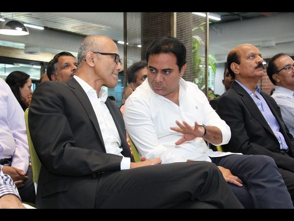 టీహబ్ను సందర్శించిన మైక్రోసాప్ట్ సీఈఓ సత్యనాదెళ్ల టీహబ్ను సందర్శించిన మైక్రోసాప్ట్ సీఈఓ సత్యనాదెళ్ల