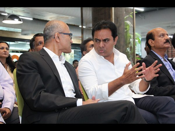 టీహబ్ను సందర్శించిన మైక్రోసాప్ట్ సీఈఓ సత్యనాదెళ్ల టీహబ్ను సందర్శించిన మైక్రోసాప్ట్ సీఈఓ సత్యనాదెళ్ల