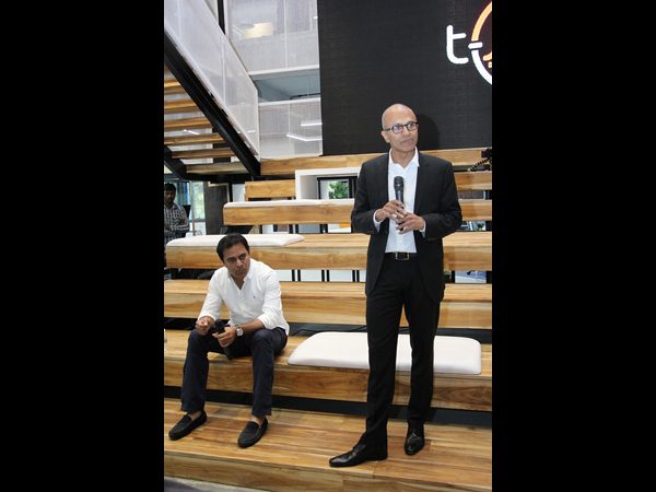 టీహబ్ను సందర్శించిన మైక్రోసాప్ట్ సీఈఓ సత్యనాదెళ్ల టీహబ్ను సందర్శించిన మైక్రోసాప్ట్ సీఈఓ సత్యనాదెళ్ల
