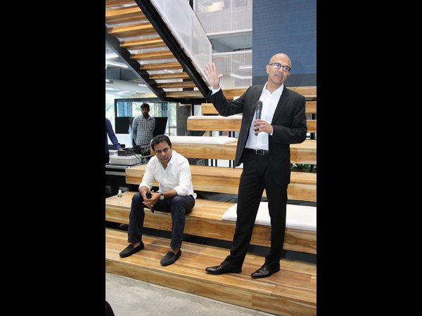 టీహబ్ను సందర్శించిన మైక్రోసాప్ట్ సీఈఓ సత్యనాదెళ్ల టీహబ్ను సందర్శించిన మైక్రోసాప్ట్ సీఈఓ సత్యనాదెళ్ల