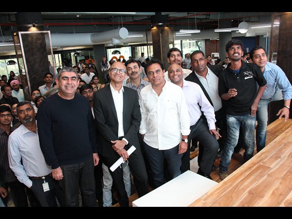 టీహబ్ను సందర్శించిన మైక్రోసాప్ట్ సీఈఓ సత్యనాదెళ్ల టీహబ్ను సందర్శించిన మైక్రోసాప్ట్ సీఈఓ సత్యనాదెళ్ల