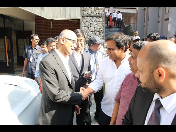 టీహబ్ను సందర్శించిన మైక్రోసాప్ట్ సీఈఓ సత్యనాదెళ్ల టీహబ్ను సందర్శించిన మైక్రోసాప్ట్ సీఈఓ సత్యనాదెళ్ల