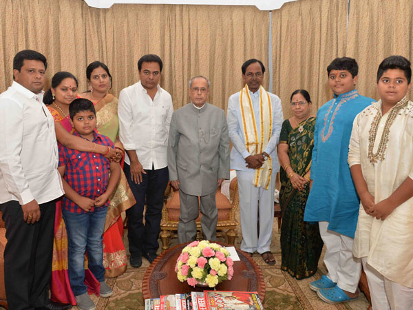 రాష్ట్రపతితో కుటుంబ సభ్యులు..