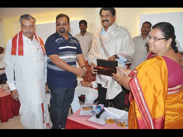 విశాఖ బీచ్ రోడ్డులో నేదునూరి మ్యూజిక్ మ్యూజియం