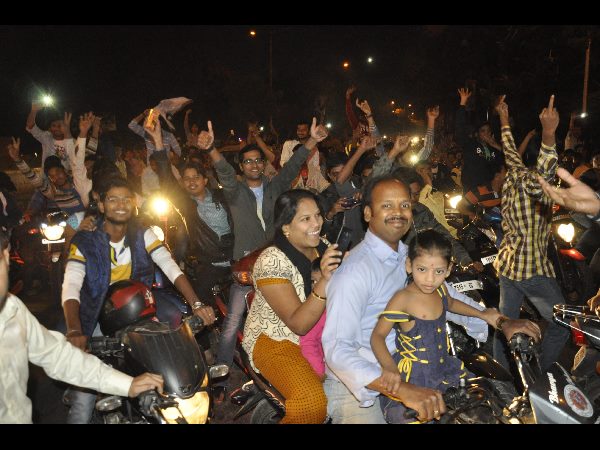 ట్యాంక్ బండ్ పైన కోలాహలం