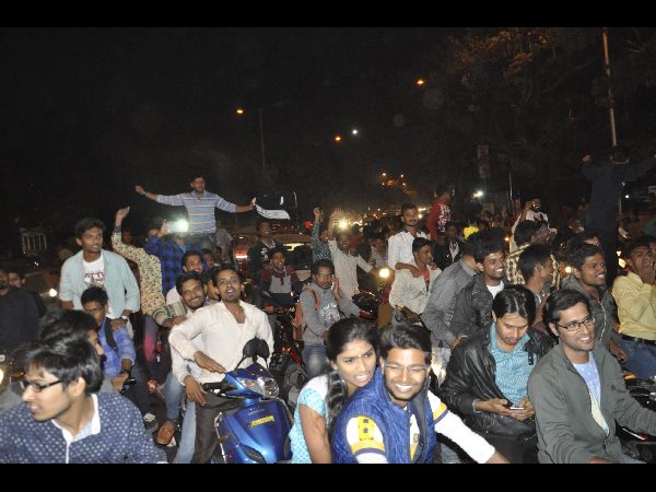 ట్యాంక్ బండ్ పైన కోలాహలం