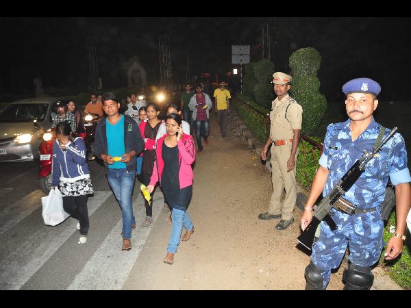 నెక్ లెస్ రోడ్డు