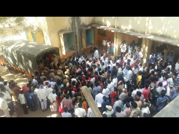  ఏఎస్సై మోహన్ రెడ్డి అనుచరుల హల్‌చల్