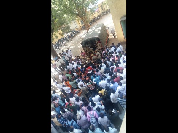 ఏఎస్సై మోహన్ రెడ్డి అనుచరుల హల్‌చల్