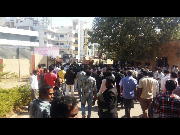 ఏఎస్సై మోహన్ రెడ్డి అనుచరుల హల్‌చల్