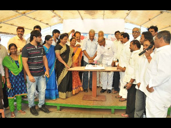 ఇలా కేక్ కట్ చేశారు..