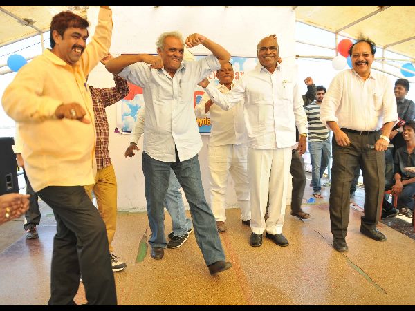 ఇతర నాయకులతో కలిసి...