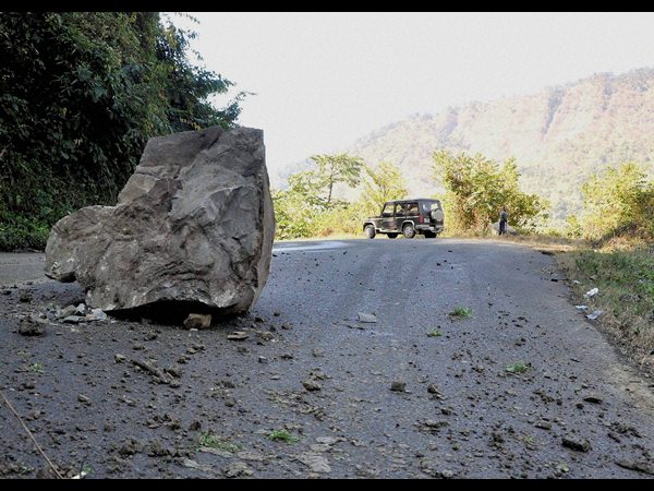 రహదారిపై కొండచరియలు