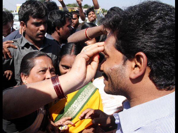  అధైర్య పడకండి, అండగా ఉంటా: భరోసా యాత్రలో జగన్