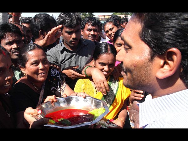 అధైర్య పడకండి, అండగా ఉంటా: భరోసా యాత్రలో జగన్