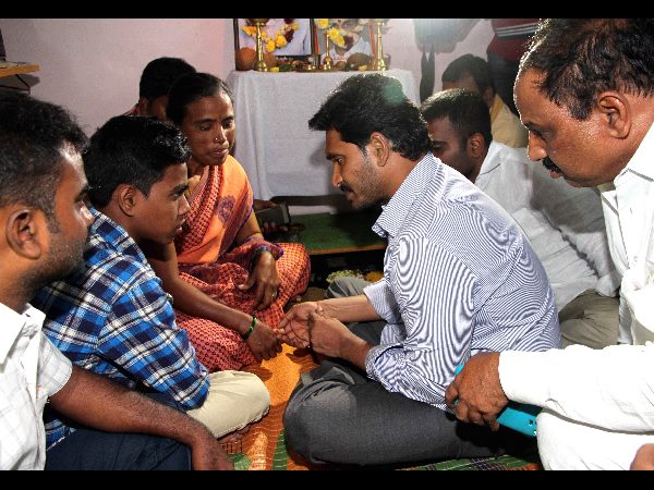 అధైర్య పడకండి, అండగా ఉంటా: భరోసా యాత్రలో జగన్