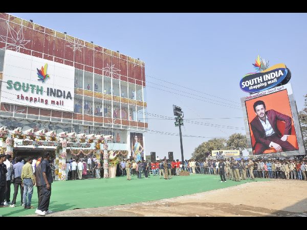 అత్తాపూర్ సౌత్ సందడి చేసిన హీరో అఖిల్ అక్కినేని, హీరోయిన్ రకుల్ అత్తాపూర్ సౌత్ సందడి చేసిన హీరో అఖిల్ అక్కినేని, హీరోయిన్ రకుల్