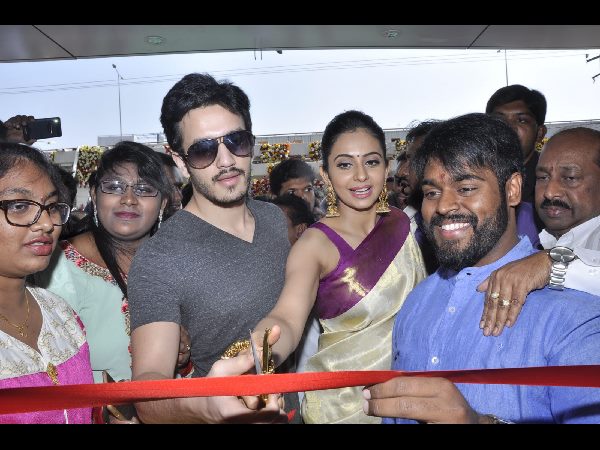 అత్తాపూర్ సౌత్ సందడి చేసిన హీరో అఖిల్ అక్కినేని, హీరోయిన్ రకుల్ అత్తాపూర్ సౌత్ సందడి చేసిన హీరో అఖిల్ అక్కినేని, హీరోయిన్ రకుల్