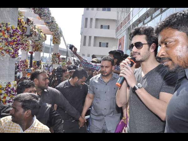 అత్తాపూర్ సౌత్ సందడి చేసిన హీరో అఖిల్ అక్కినేని, హీరోయిన్ రకుల్ అత్తాపూర్ సౌత్ సందడి చేసిన హీరో అఖిల్ అక్కినేని, హీరోయిన్ రకుల్