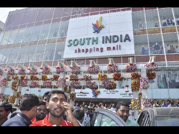 అత్తాపూర్ సౌత్ సందడి చేసిన హీరో అఖిల్ అక్కినేని, హీరోయిన్ రకుల్ అత్తాపూర్ సౌత్ సందడి చేసిన హీరో అఖిల్ అక్కినేని, హీరోయిన్ రకుల్