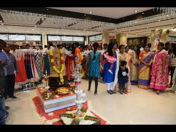 అత్తాపూర్ సౌత్ సందడి చేసిన హీరో అఖిల్ అక్కినేని, హీరోయిన్ రకుల్ అత్తాపూర్ సౌత్ సందడి చేసిన హీరో అఖిల్ అక్కినేని, హీరోయిన్ రకుల్