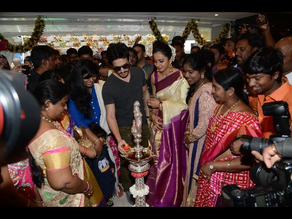 అత్తాపూర్ సౌత్ సందడి చేసిన హీరో అఖిల్ అక్కినేని, హీరోయిన్ రకుల్ అత్తాపూర్ సౌత్ సందడి చేసిన హీరో అఖిల్ అక్కినేని, హీరోయిన్ రకుల్