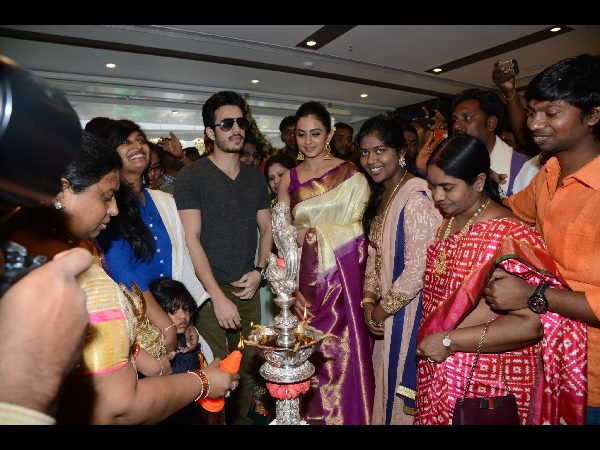 అత్తాపూర్ సౌత్ సందడి చేసిన హీరో అఖిల్ అక్కినేని, హీరోయిన్ రకుల్ అత్తాపూర్ సౌత్ సందడి చేసిన హీరో అఖిల్ అక్కినేని, హీరోయిన్ రకుల్