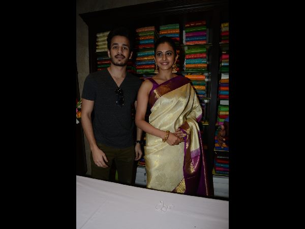 అత్తాపూర్ సౌత్ సందడి చేసిన హీరో అఖిల్ అక్కినేని, హీరోయిన్ రకుల్ అత్తాపూర్ సౌత్ సందడి చేసిన హీరో అఖిల్ అక్కినేని, హీరోయిన్ రకుల్