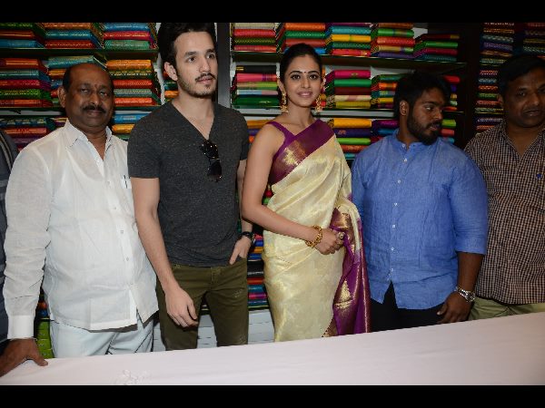 అత్తాపూర్ సౌత్ సందడి చేసిన హీరో అఖిల్ అక్కినేని, హీరోయిన్ రకుల్ అత్తాపూర్ సౌత్ సందడి చేసిన హీరో అఖిల్ అక్కినేని, హీరోయిన్ రకుల్