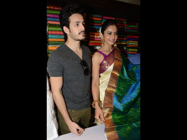 అత్తాపూర్ సౌత్ సందడి చేసిన హీరో అఖిల్ అక్కినేని, హీరోయిన్ రకుల్ అత్తాపూర్ సౌత్ సందడి చేసిన హీరో అఖిల్ అక్కినేని, హీరోయిన్ రకుల్