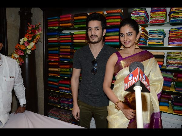 అత్తాపూర్ సౌత్ సందడి చేసిన హీరో అఖిల్ అక్కినేని, హీరోయిన్ రకుల్ అత్తాపూర్ సౌత్ సందడి చేసిన హీరో అఖిల్ అక్కినేని, హీరోయిన్ రకుల్