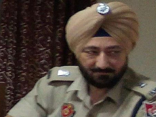 ఇద్దరితో వెళ్లాడు