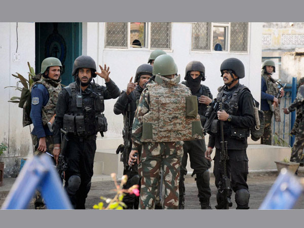 దర్గా దగ్గర పాక్ బూట్ల ముద్రలు