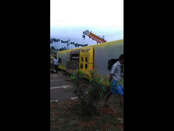 ఘోర రోడ్డు ప్రమాదం: 10మంది మృతి