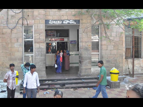 కేజీహెచ్‌లో 28 రోజుల శిశువు మృతి: నర్సు నిర్లక్ష్యమే కారణమంటూ నిరసన