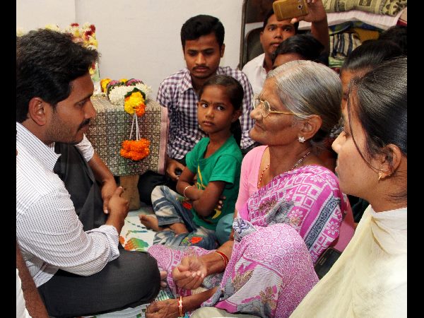  బాబొచ్చాడు.. పంగనామాలు పెట్టాడు: 'అనంత' యాత్రలో జగన్ 