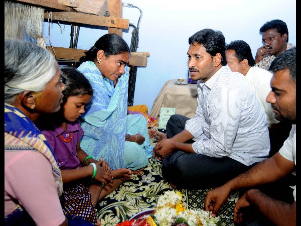 బాబొచ్చాడు.. పంగనామాలు పెట్టాడు: 'అనంత' యాత్రలో జగన్ 