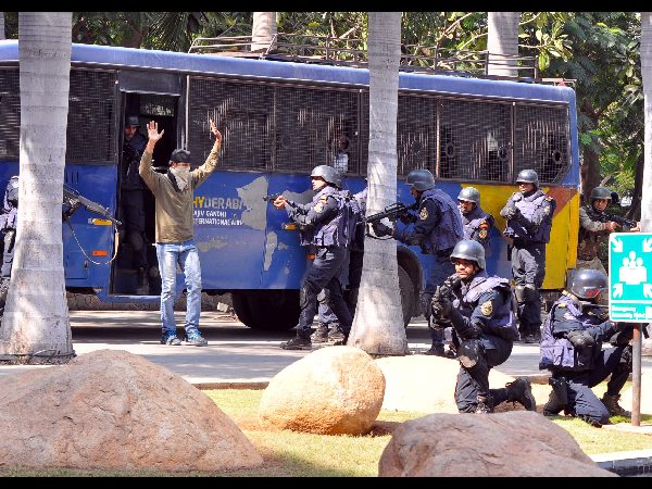 ఎయిర్‌పోర్ట్‌లో మాక్‌డ్రిల్ ఉత్కంఠ