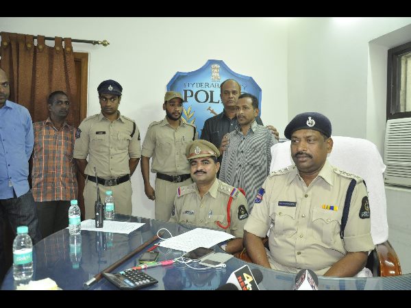 చాక్‌లెట్లు, డబ్బు ఇచ్చి...