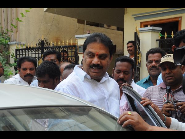 rumpus at congress meeting in vijayawada over malladi vishnu rumpus at congress meeting in vijayawada over malladi vishnu