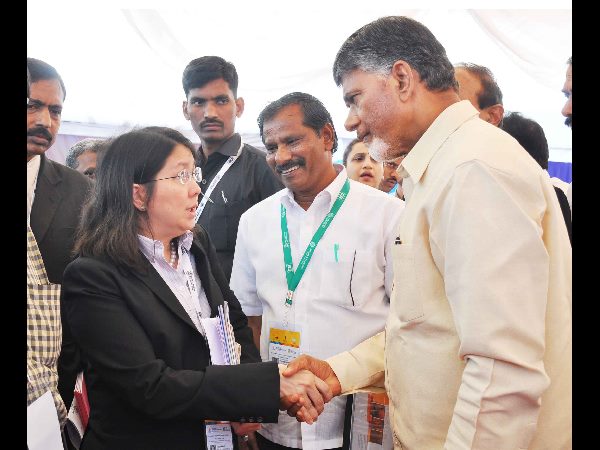 డబుల్ ప్లాన్: మోడీకంటే చంద్రబాబే ముందు(పిక్చర్స్)