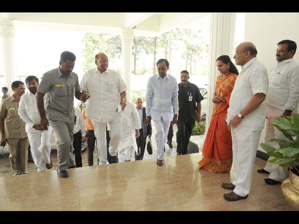 కెసిఆర్‌తో పవార్ భేటీ