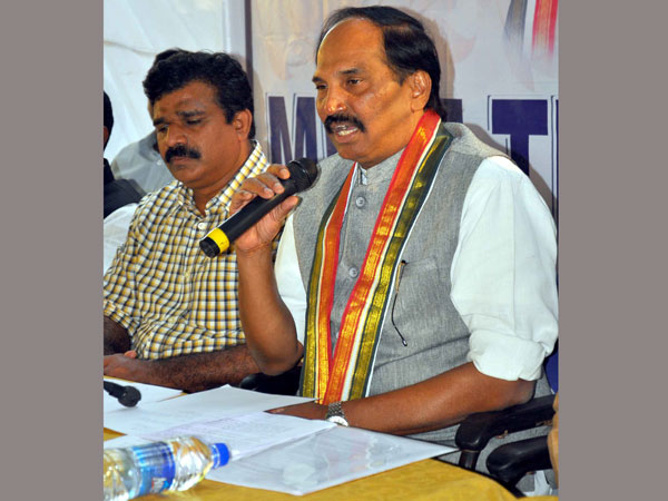 Uttam Kumar Reddy lashes out at TRS government