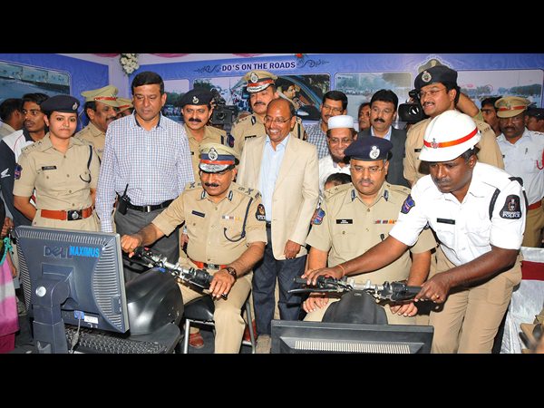 సాంకేతిక పరిజ్ఞానంతో ట్రాఫిక్ సమస్యలకు చెక్ సాంకేతిక పరిజ్ఞానంతో ట్రాఫిక్ సమస్యలకు చెక్