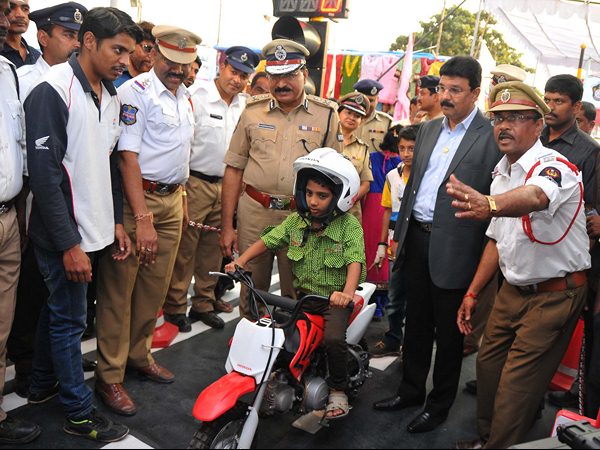 సాంకేతిక పరిజ్ఞానంతో ట్రాఫిక్ సమస్యలకు చెక్ సాంకేతిక పరిజ్ఞానంతో ట్రాఫిక్ సమస్యలకు చెక్
