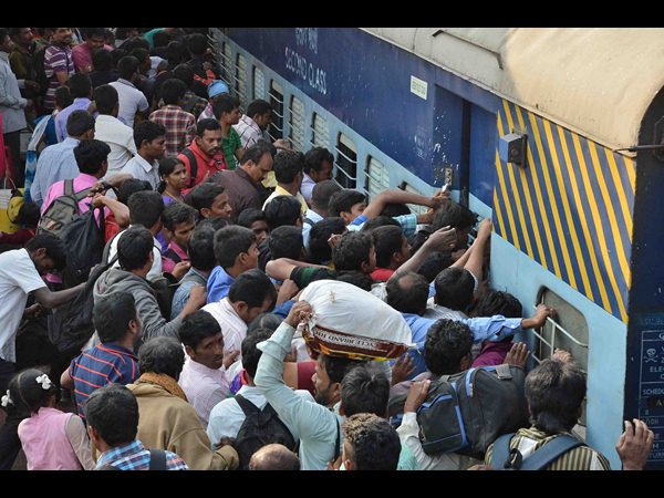 రైల్వే స్టేషన్లో రద్దీ