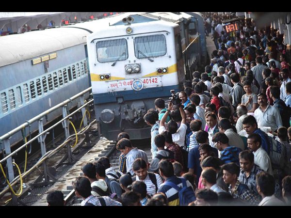 రైల్వే స్టేషన్ లో‌రద్దీ